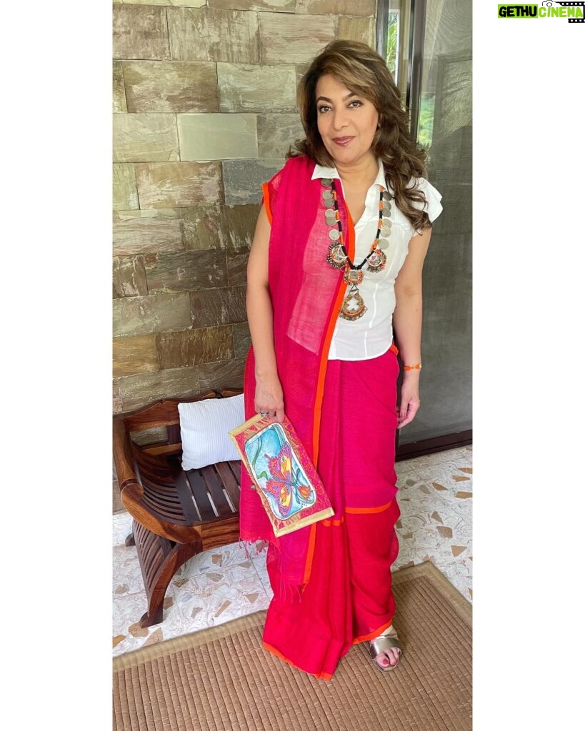 Divya Seth Shah Instagram - The Superb Saree It’s Drape & Feel And the Textile & Weave Such Gorgeousness So, Happy @handloomday Thank you 🙏🏻 . . . #nationalhandloomday #handloom #handloomsaree #handloomlove #handloomsarees #indian #weaversofindia #clothing #clothing #textile #love #fashion