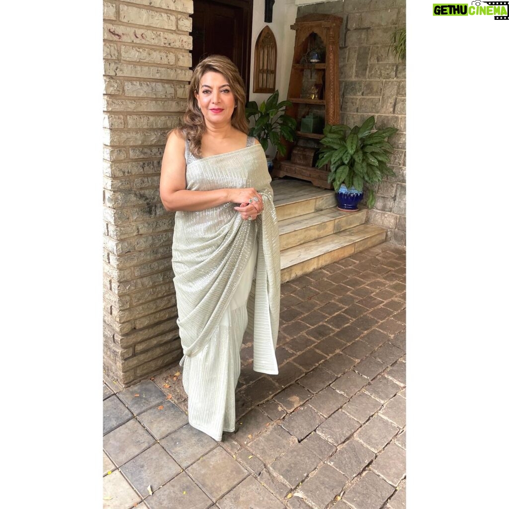 Divya Seth Shah Instagram - This Gorgeous Saree The Epitome of a luxurious Drape The OliveGreen Sequins and the Opulent design … Loved it ! Thank you for My LampLighting Saree @hastakala_official for @ombre_showcase Photographs @the_eye_in_the_wild_mihika_ . . . #saree #sareelove #sareecollection #fashion #fashionblogger #designer #designersarees #store #pune #ombrediwalitrunkshow