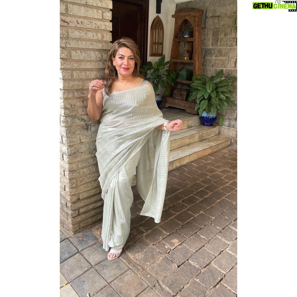 Divya Seth Shah Instagram - This Gorgeous Saree The Epitome of a luxurious Drape The OliveGreen Sequins and the Opulent design … Loved it ! Thank you for My LampLighting Saree @hastakala_official for @ombre_showcase Photographs @the_eye_in_the_wild_mihika_ . . . #saree #sareelove #sareecollection #fashion #fashionblogger #designer #designersarees #store #pune #ombrediwalitrunkshow