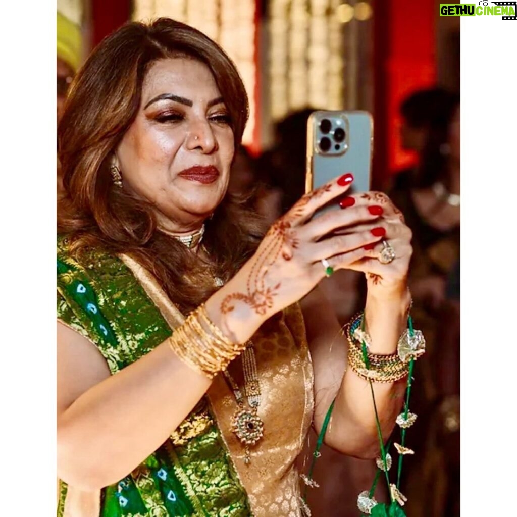 Divya Seth Shah Instagram - Happy Me at a Happy Time 🪴 . . . Thank you @nitinaroraphotography for these lovely Memories . #. . #green #gold #weddingphotography #celebration