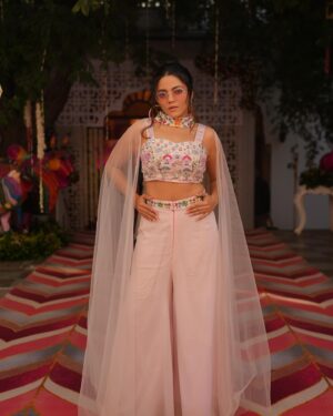 Divyanganaa Jain Instagram - Day 2- mehndi/ carnival #meribehenkishadimain
Wearing- @the_adhya_designer 
Clicked by - @shashankjainfilms 
#divyanganaajain #divyanganajain #jaipurweddings