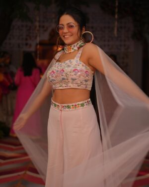Divyanganaa Jain Instagram - Day 2- mehndi/ carnival #meribehenkishadimain
Wearing- @the_adhya_designer 
Clicked by - @shashankjainfilms 
#divyanganaajain #divyanganajain #jaipurweddings
