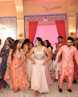 Divyanganaa Jain Instagram - Day 2- mehndi/ carnival #meribehenkishadimain
Wearing- @the_adhya_designer 
Clicked by - @shashankjainfilms 
#divyanganaajain #divyanganajain #jaipurweddings