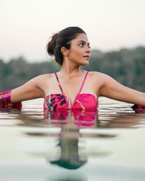 Divyanganaa Jain Instagram - Ye shaam mastani , madhosh kiye jaye…🥰
Wearing- @swimwearindia_shop ☺️
Location - @rinjanilodge 
#divyanganaajain #divyanganajain #lombok #indonesia #lombokisland #bali #travel #travelvlog