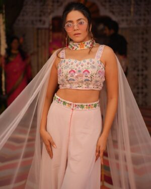 Divyanganaa Jain Instagram - Day 2- mehndi/ carnival #meribehenkishadimain
Wearing- @the_adhya_designer 
Clicked by - @shashankjainfilms 
#divyanganaajain #divyanganajain #jaipurweddings