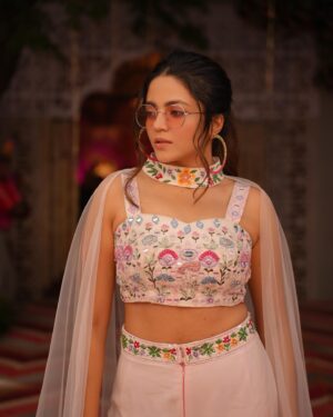 Divyanganaa Jain Instagram - Day 2 - Mehndi/ Gulabi nagri carnival 😻 #meribehenkishadi 
Wearing- @the_adhya_designer 
Clicked by- @shashankjainfilms 
HMU- me 😎
#divyanganaajain #divyanganajain #indianweddings #diggipalace