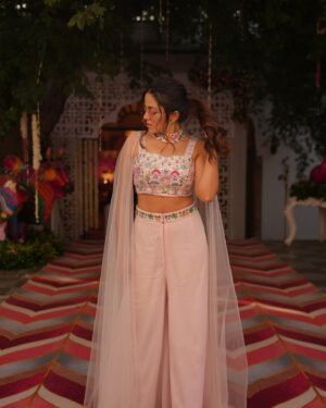 Divyanganaa Jain Instagram - Day 2 - Mehndi/ Gulabi nagri carnival 😻 #meribehenkishadi 
Wearing- @the_adhya_designer 
Clicked by- @shashankjainfilms 
HMU- me 😎
#divyanganaajain #divyanganajain #indianweddings #diggipalace