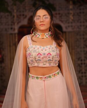 Divyanganaa Jain Instagram - Day 2 - Mehndi/ Gulabi nagri carnival 😻 #meribehenkishadi 
Wearing- @the_adhya_designer 
Clicked by- @shashankjainfilms 
HMU- me 😎
#divyanganaajain #divyanganajain #indianweddings #diggipalace
