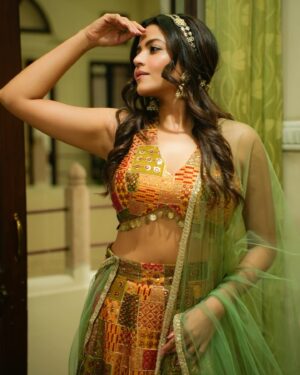 Divyanganaa Jain Instagram - ❤️❤️❤️ Meri behen ki shadi 😎
Day 1- Sundowner / sagaai 
Wearing- @the_adhya_designer 
Clicked by- @shashankjainfilms 
#divyanganaajain #divyanganajain #destinationwedding #diggipalace