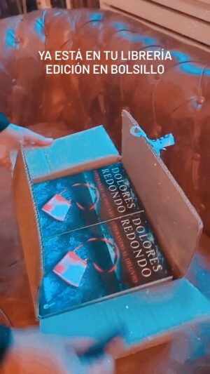Dolores Redondo Instagram - Buenas noticias, lectores 
desde el 7 de enero  está en vuestras librerías la edición de bolsillo de Esperando al diluvio.
Enero, mes lector.