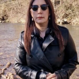 Dolores Redondo Instagram - ¡Feliz año de nuevos proyectos! @zebra_producciones @cpgellida @eddestino #esperandoaldiluvio #doloresredondo #escritoradetormentas