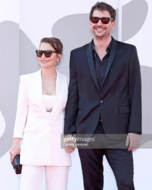 Dolores Fonzi Instagram - Cine en Venecia.❤️

@labiennale 
@gorof.official 
@simonetta.orsini 
MU: @armanibeauty