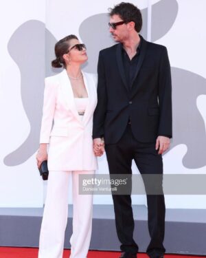 Dolores Fonzi Instagram - Cine en Venecia.❤️

@labiennale 
@gorof.official 
@simonetta.orsini 
MU: @armanibeauty