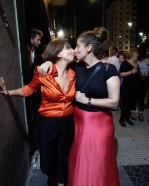 Dolores Fonzi Instagram - Un año de éste amor!! @actrices.argentinas 
Hace un año nacía ésta colectiva! Algunos no quieren que existamos. Nos amenazan, nos culpabilizan, nos critican, nos envidian. Lo cierto es que somos muchas, sosteniéndonos juntas y cada vez más unidas. Por muchos años más de esto que ya es imparable! 💜💜💜💜
Gracias @espaciosimona por festejarnos!