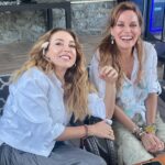 Dolunay Soysert Instagram - Mevzular komik ama ciddi ve anlaşılmaz,hep olduğu gibi😂Canım Ebru❤️yakalandığımız göz en sevdiğimizdir 📸by @ceylodemodm #18yaş # 18oldu #aileyedönendostlar