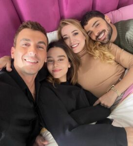 Dolunay Soysert Instagram - 🤰= 👩‍👩‍👦‍👦 4️⃣🎉