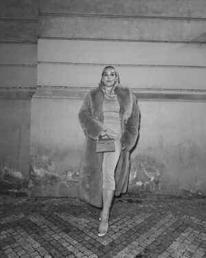 Dominika Cibulková Instagram - Lets summarize : tak takto to vyzera ked mi @andrejkusalik oprasi satnik - hodi na mna saty zo Zary,kozuch od @ivanamentlova 😍 @eliskamatejkova ma nalici, mam -15kg a hla voilaaaa "new old Domi" is slowly back in the game 🤍💫