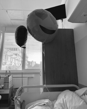 Dominika Cibulková Instagram - Nase posledne dni vyzerali asi takto,v skratke - smutno,unavene a vystrasene 😔 Jakubko spadol z preliezky a v momente sme vedeli ze je zle ked rucicka bola zdeformovana a plac bol nekonecny.. v nemocnici ho museli operovat a rucicku napravit,nastastie drotiky sa nam vyhli 🙏🏻 ale hlasim ze mame doma maleho-velkeho silneho hrdinu (po kom asi?😮‍💨💪🏻) a vsetko zvladol perfektne,bol uzasny a statocny - viac ako jeho mamina ktoru musel sluziaci doktor ukludnovat 🙈 viac ako zraneneho a tatina,ti boli absolutni profici 😭🤍🥰🙏🏻 Chcela by som sa podakovat celemu lekarskemu teamu v detskej nemocnici na kramaroch ktori boli 100% a vyborne sa o Jakubka a nas postarali 🤍 Kazdy vecer sa s Jakubkom modlime za zdravie nasej rodiny a aby boli vsetky deticky na svete zdrave a vcera sa ma Jakubko vecer na izbe opytal "tak maminka toto su tie deticky za ktore sa modlime? musime sa viac" - on je proste laska 😭🤍🙏🏻