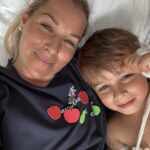 Dominika Cibulková Instagram - Nase posledne dni vyzerali asi takto,v skratke - smutno,unavene a vystrasene 😔 Jakubko spadol z preliezky a v momente sme vedeli ze je zle ked rucicka bola zdeformovana a plac bol nekonecny.. v nemocnici ho museli operovat a rucicku napravit,nastastie drotiky sa nam vyhli 🙏🏻 ale hlasim ze mame doma maleho-velkeho silneho hrdinu (po kom asi?😮‍💨💪🏻) a vsetko zvladol perfektne,bol uzasny a statocny - viac ako jeho mamina ktoru musel sluziaci doktor ukludnovat 🙈 viac ako zraneneho a tatina,ti boli absolutni profici 😭🤍🥰🙏🏻 Chcela by som sa podakovat celemu lekarskemu teamu v detskej nemocnici na kramaroch ktori boli 100% a vyborne sa o Jakubka a nas postarali 🤍 Kazdy vecer sa s Jakubkom modlime za zdravie nasej rodiny a aby boli vsetky deticky na svete zdrave a vcera sa ma Jakubko vecer na izbe opytal "tak maminka toto su tie deticky za ktore sa modlime? musime sa viac" - on je proste laska 😭🤍🙏🏻