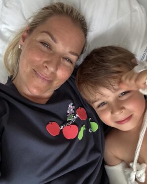 Dominika Cibulková Instagram - Nase posledne dni vyzerali asi takto,v skratke - smutno,unavene a vystrasene 😔 Jakubko spadol z preliezky a v momente sme vedeli ze je zle ked rucicka bola zdeformovana a plac bol nekonecny.. v nemocnici ho museli operovat a rucicku napravit,nastastie drotiky sa nam vyhli 🙏🏻 ale hlasim ze mame doma maleho-velkeho silneho hrdinu (po kom asi?😮‍💨💪🏻) a vsetko zvladol perfektne,bol uzasny a statocny - viac ako jeho mamina ktoru musel sluziaci doktor ukludnovat 🙈 viac ako zraneneho a tatina,ti boli absolutni profici 😭🤍🥰🙏🏻 Chcela by som sa podakovat celemu lekarskemu teamu v detskej nemocnici na kramaroch ktori boli 100% a vyborne sa o Jakubka a nas postarali 🤍 Kazdy vecer sa s Jakubkom modlime za zdravie nasej rodiny a aby boli vsetky deticky na svete zdrave a vcera sa ma Jakubko vecer na izbe opytal "tak maminka toto su tie deticky za ktore sa modlime? musime sa viac" - on je proste laska 😭🤍🙏🏻