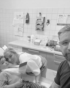 Dominika Cibulková Instagram - Nase posledne dni vyzerali asi takto,v skratke - smutno,unavene a vystrasene 😔 Jakubko spadol z preliezky a v momente sme vedeli ze je zle ked rucicka bola zdeformovana a plac bol nekonecny.. v nemocnici ho museli operovat a rucicku napravit,nastastie drotiky sa nam vyhli 🙏🏻 ale hlasim ze mame doma maleho-velkeho silneho hrdinu (po kom asi?😮‍💨💪🏻) a vsetko zvladol perfektne,bol uzasny a statocny - viac ako jeho mamina ktoru musel sluziaci doktor ukludnovat 🙈 viac ako zraneneho a tatina,ti boli absolutni profici 😭🤍🥰🙏🏻 Chcela by som sa podakovat celemu lekarskemu teamu v detskej nemocnici na kramaroch ktori boli 100% a vyborne sa o Jakubka a nas postarali 🤍 Kazdy vecer sa s Jakubkom modlime za zdravie nasej rodiny a aby boli vsetky deticky na svete zdrave a vcera sa ma Jakubko vecer na izbe opytal "tak maminka toto su tie deticky za ktore sa modlime? musime sa viac" - on je proste laska 😭🤍🙏🏻