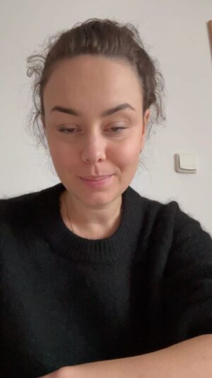 Dominika Kavaschová Instagram - Lasky toto je maska na vlasy s ktorou to uz nejaky cas taham. Doslova moje haro zachranuje. Ak mas o nu zaujem v ramci Vypredaja BLACK FRIDAY ai objednaj Vitaminy alebo akykolvek Vitaminovy balicek - a dostanes ju upolne zadara. 🥳🥳🥳🥳V ramci BLACK FRIDAY  1 1 ZADARMO vyuzi aj to ze cokolvek co vlozis do kosika dostanes este raz a zadarmo .A s mojim zlavovym kodom DONDA 10 % zlava….neni o com;) nakup darceky svekre maceri sestre pubertalnej dcere a ex tvojho ex a mas po starostiach:) lubim vas. Vyuzite. Je to fakt vyhodne❤️💋🫶🏼 #hairburst