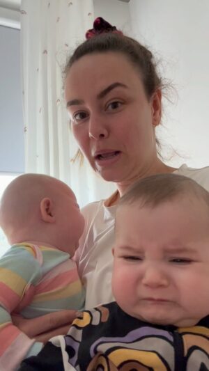 Dominika Kavaschová Instagram - Tak takto to nejak vyzera u mojej segry kazdy den😂😂😂😂😂😂😂😂😂ja neviem ale mna len vycerpava pozerat sa  na toto video😂kazdopadne este ze jej to ide tak od ruky❤️ @nuna_czsk❤️😍
