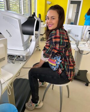 Dominika Kavaschová Instagram - Ludia:) jak ste s ocami? Ja som dnes navstivila @veselyok . Som ich pacient. Bola som tu prvykrat ked som este pred otehotnenim na dovolenke zrazu na modrej oblohe videla akesi flaky. Taktiez aj to citanie uz nie je iiizipiiizi. Tak som tu opat:) kedze oci treba sledovat ako sa co vyvija a nie nadarmo sa vravi staraj sa o to ako o oko v hlave lebo oci…zdrave oci…si velmi dolezite. Kedze v rodine mame rozne ochorenie o to viac to nemozem zanedbat. Ak ste este neboli na kontrole pridite sem( maju kliniku aj v KE) velmi profesionalny pristup, sympaticky mily personal  a necitim sa tu ako u doktora…co chapu ludia s fobiou z bielych plastov ako mam ja od mala. Ako som dnes dopadla vam dam vediet. Este som tu❤️