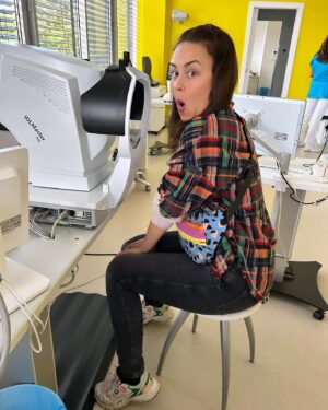 Dominika Kavaschová Instagram - Ludia:) jak ste s ocami? Ja som dnes navstivila @veselyok . Som ich pacient. Bola som tu prvykrat ked som este pred otehotnenim na dovolenke zrazu na modrej oblohe videla akesi flaky. Taktiez aj to citanie uz nie je iiizipiiizi. Tak som tu opat:) kedze oci treba sledovat ako sa co vyvija a nie nadarmo sa vravi staraj sa o to ako o oko v hlave lebo oci…zdrave oci…si velmi dolezite. Kedze v rodine mame rozne ochorenie o to viac to nemozem zanedbat. Ak ste este neboli na kontrole pridite sem( maju kliniku aj v KE) velmi profesionalny pristup, sympaticky mily personal  a necitim sa tu ako u doktora…co chapu ludia s fobiou z bielych plastov ako mam ja od mala. Ako som dnes dopadla vam dam vediet. Este som tu❤️