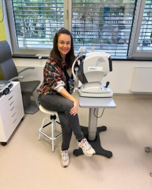 Dominika Kavaschová Instagram - Ludia:) jak ste s ocami? Ja som dnes navstivila @veselyok . Som ich pacient. Bola som tu prvykrat ked som este pred otehotnenim na dovolenke zrazu na modrej oblohe videla akesi flaky. Taktiez aj to citanie uz nie je iiizipiiizi. Tak som tu opat:) kedze oci treba sledovat ako sa co vyvija a nie nadarmo sa vravi staraj sa o to ako o oko v hlave lebo oci…zdrave oci…si velmi dolezite. Kedze v rodine mame rozne ochorenie o to viac to nemozem zanedbat. Ak ste este neboli na kontrole pridite sem( maju kliniku aj v KE) velmi profesionalny pristup, sympaticky mily personal  a necitim sa tu ako u doktora…co chapu ludia s fobiou z bielych plastov ako mam ja od mala. Ako som dnes dopadla vam dam vediet. Este som tu❤️