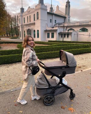 Dominika Kavaschová Instagram - Luxusna mamina a luxusny kocik❤️ @nuna_czsk @maderna_baby .Este som ho nevyskusala lebo babatka boli este krpane cerstvo vyliahnute:) ale tesim sa  ako si ich po Vianociach vykocikujem❤️