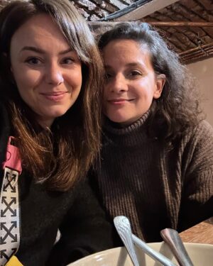 Dominika Kavaschová Instagram - Vcera sme konecne mali cas pre seba 5 hodin v aute a kecacky potom u mna a najme koncert kde ma vzdy dojima toto carovne spojenie a priatelstvo. Som vdacna a stastna ze mi plnis sny…pisat texty robit spolocne hudbu a spievat❤️dakujem ze ma inspirujes ako clovek tym ze sa neustale posuvas vpred a rasties profesne aj ludsky.Je to stastie ze sme priatelky a navzajom si dobijame baterky. Verim ze nas spolocne cakaju este krasne dobrodruzstva projekty pribehy a poznania🍀🫶🏼 @andrea_bucko