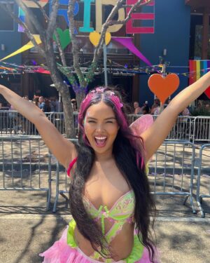 Dominique Defoe Instagram - HAPPY BI VISIBILITY DAY LUVRS🌈💜💖✨ be loud, proud & bright FOREVA🌅🌸 #bisexualawarenessweek