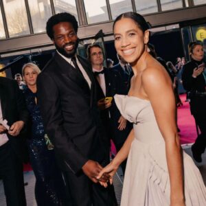 Dominique Tipper Instagram - BAFTAS 💙🐈‍⬛️💠♟️👗🖤
.
.
.
A dreamy day with a dreamy date @sopedirisu
.
.
.
Glam team: 
@heidinorthmakeup 
@luciajosephine_ 
.
.
Dress: @frontrowlondon