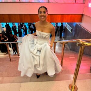 Dominique Tipper Instagram - BAFTAS 💙🐈‍⬛️💠♟️👗🖤
.
.
.
A dreamy day with a dreamy date @sopedirisu
.
.
.
Glam team: 
@heidinorthmakeup 
@luciajosephine_ 
.
.
Dress: @frontrowlondon