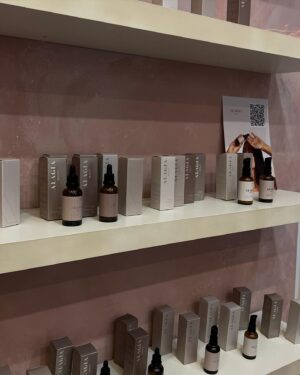 Dominique Alagia Instagram - one of the most important days of my life 🤍

od dnešního dne začíná velmi důležitá etapa mého života, vydala jsem do světa svou novou skincare kolekci, která je veganská, netestovaná na zvířatech, kvalitní a vhodná na jakkýkoliv typ pleti. 🤍 pracujeme nad tímhle vším již dlouhou dobu a jsem tak strašně ráda, že vám to mohu ukázat a mohu se konečně pochlubit!! stojí za tím spousta úsilí, práce, slz, potu, lásky, no vlastně všeho. je to splněný sen a to díky vám všem, kteří mě podporujete, i díky těm, kteří ve mně věří již od prvního dne, co tvořím na sítě. mám skvělý tým lidí okolo sebe, kterým naprosto z celého srdce děkuji, jelikož by tohle bez vás nebylo možné.🥹 od zítra budou produkty dostupné na alagiabeauty.com, dnes jsou exkluzivně pro lidi, kteří byli na launch kolekce   lidi, kteří se emailem zaregistrovali předem.

VELKÉ DÍKY všem, za podporu, lásku, i kritiku, jelikož i díky ní jsem tam, kde jsem dnes. jsem šťastná, opravdu. přej a bude ti přáno, navždy se tímhle budu řídit. trust the process always and be grateful for everything in your life. 🙏🏼

snad se vám produkty budou líbit, tak jak mně a pomohou vám si třeba najít ĺásku ke skincare. pečovat o sebe je důležité. 🤍 take care of yourself, love you all.
@cafechloeczech děkujeme za krásné prostory, kde se tohle vše mohlo uskutečnit! 🌷
@alagiabeautyofficial
