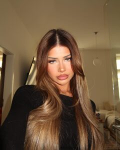 Dominique Alagia Instagram - entering my caramel kim era 🍯 dekuji za prekrasne vlasy!!! @profibeauty ✨
