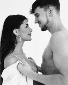 Dominique Alagia Instagram - Rozešli jsme se. ani nevíme, kde začít, jelikož byl náš vztah veřejný již od samého začátku a podporujete nás, tak vám musíme sdělit i tohle. Naše cesty se bohužel rozdělují. Rozcházíme se. Povedlo se nám zažít tak velkou lásku v tak mladém věku, tolik krásných zážitků, procestovali jsme spolu svět a vy jste toho byli součástí, od našich nejlepších chvil po ty nejslabší. Přemýšleli jsme nad tím dlouhou dobu, zda udělat tak razantní krok, ale myslíme si, že to už bohužel jinak nepůjde. Potřebujeme čas. Nerozcházíme se ve zlém, máme spolu rozjeté projekty a rádi bychom je některé i dotáhli do konce. Máme se rádi. Děláme stejnou práci, tak nás společně pravděpodobně někdy ještě uvidíte, ale už jako kamarády. Jako lidi, kteří spolu zažili společné momenty a podporují se nadále. Děkujeme za veškerou podporu, kterou jste nám dávali a dáváte, snad nás budete podporovat nadále i rozděleně. Jste nejlepší komunita. time will heal everything ❤️‍🩹 asi naposledy, domča a honzi