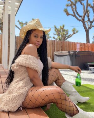 Dominique Perry Instagram - Coachella day 2 🌵

Braids by: @braidsbylondy