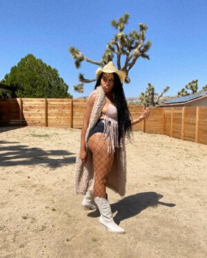 Dominique Perry Instagram - Coachella day 2 🌵

Braids by: @braidsbylondy