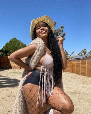 Dominique Perry Instagram - Coachella day 2 🌵

Braids by: @braidsbylondy