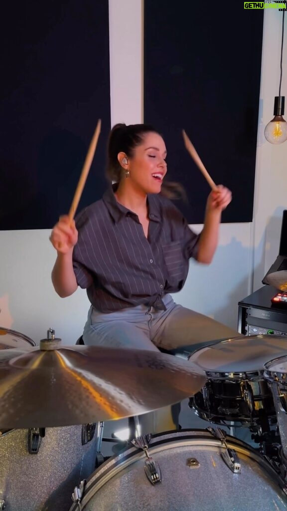 Domino Santantonio Instagram - Had this song in my head for days 😅 You belong with meeeeeee 💘 @taylorswift #youbelongwithme #taylorsversion #drums #drumcover #drummer #ludwig #paiste #beyerdynamic #uepro #vicfirth #audimute #swifties #throwback #2000s #drumming #pop #popsong