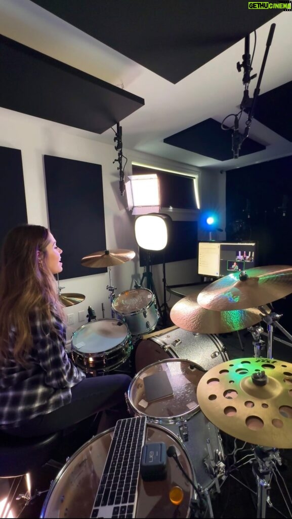 Domino Santantonio Instagram - Get ready with me for a weekly livestream with @drumeoofficial 🥁🎥 I have sooo much fun doing these each week during this month for #30daydrummer 3rd season 👏🏼 Let me know in the comments if you have any questions about my setup 😉🤝🏻 #grwm #bts #livestream #live #getreadywithme #behindthescenes #drumstudio #homestudio #drums #drummer #ludwig #paiste #meinlpercussion #beyerdynamic #vicfirth #ultimateears #ue11pro #drumeo #30dd #audimute #drumclass