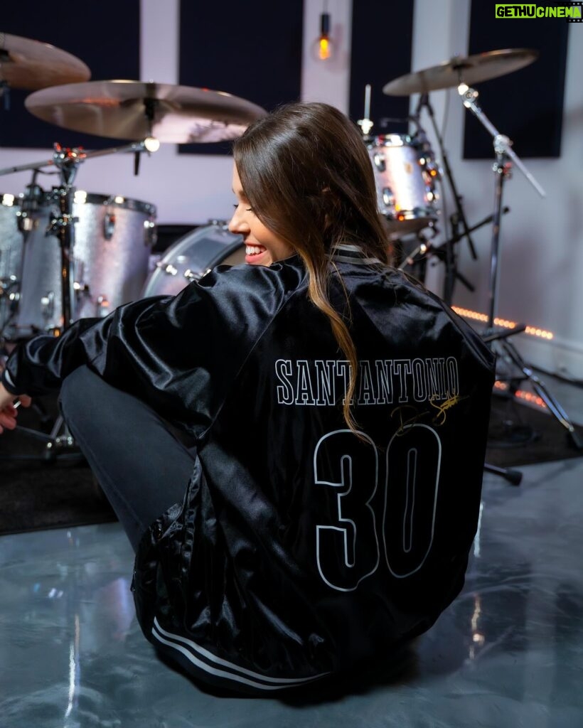 Domino Santantonio Instagram - GIVEAWAY ALERT 🎁✨ Some sizes of 30-Day Drummer merch are already sold out!!! 😳 And I want to give you a chance to win your favourite piece before it’s too late 😏⏰ Comment on this post with your favourite item and size (ex: Black T Shirt / Small) and have a chance of winning your favorite item!!! 😍 You have until Friday to leave a comment! Good luck!!! 😉🤍🤞🏼