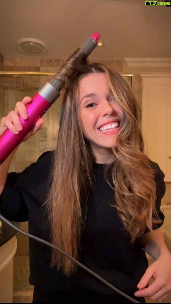 Domino Santantonio Instagram - First time trying the Dyson Airwrap 🌬️💖 What do you think of my first attempt? 😏💬 #dysonairwrap #dysonhair #firsttry