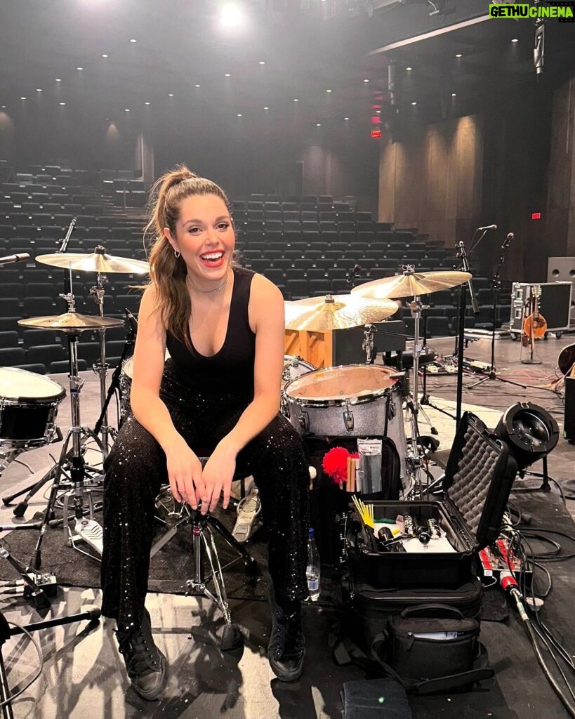 Domino Santantonio Instagram - My happy face after doing the last show of the year!!! Hope you’re having wonderful holidays 🥹🥂✨🥁