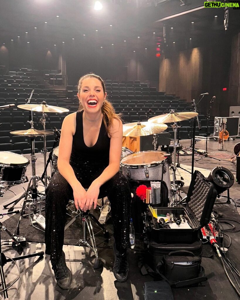 Domino Santantonio Instagram - My happy face after doing the last show of the year!!! Hope you’re having wonderful holidays 🥹🥂✨🥁