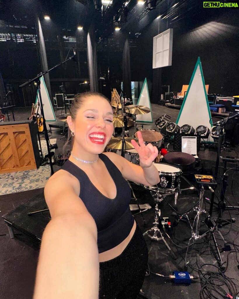 Domino Santantonio Instagram - My happy face after doing the last show of the year!!! Hope you’re having wonderful holidays 🥹🥂✨🥁