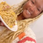Donshea Hopkins Instagram – vegan red onion and pepper cheesy pasta 🫑🧅