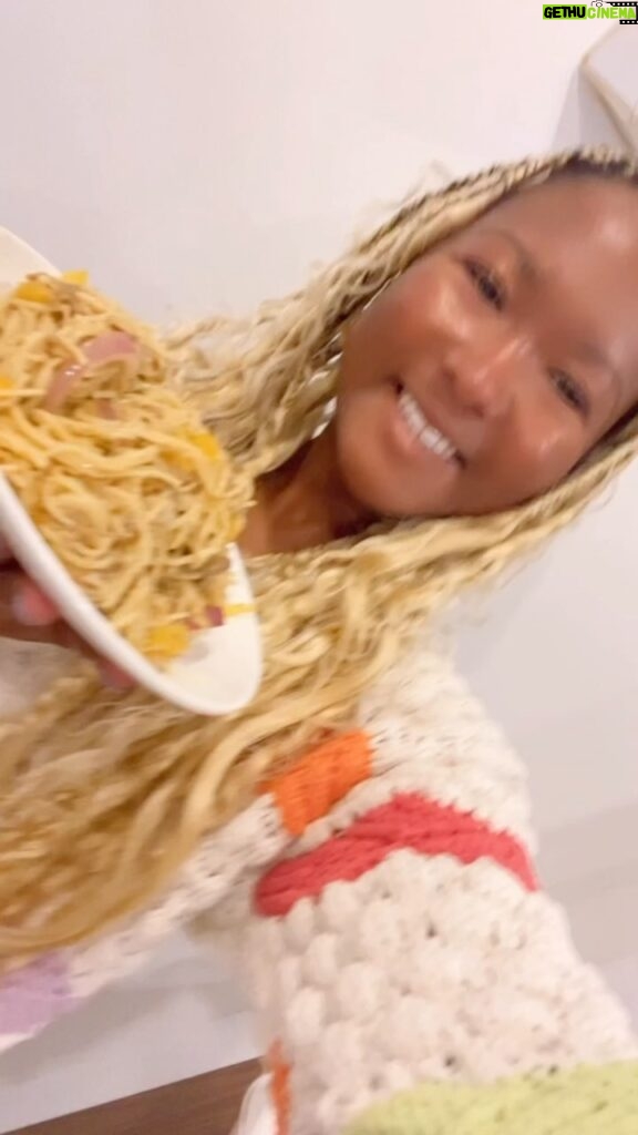 Donshea Hopkins Instagram - vegan red onion and pepper cheesy pasta 🫑🧅